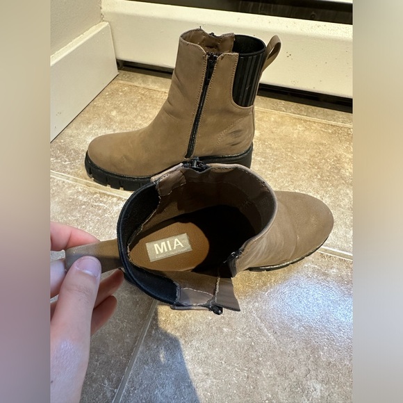 MIA Chelsea Boots - Picture 3 of 5